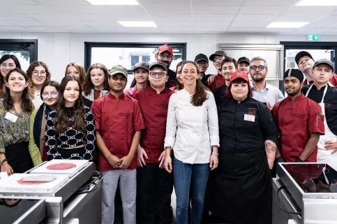 Nina Métayer avec des jeunes apprentis du lycée professionnel de Bouguenais