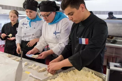 Réalisation d'un menu par des jeunes Français, Finlandais, Turcs et Autrichiens Photo : JP Pouteau/Apprentis d'Auteuil