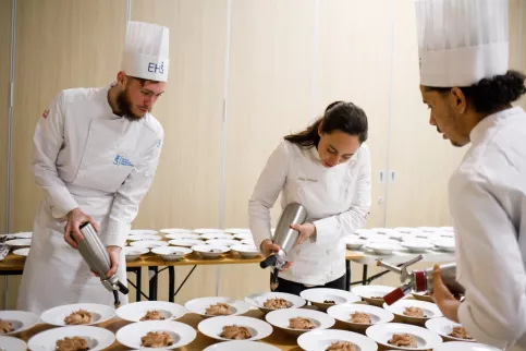 Nina Métayer et les élèves de l'école hôtelière Sainte-Thérèse dressent le dessert