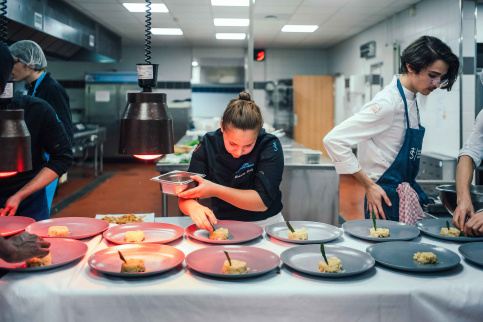 Plusieurs jeunes en train de préparer les plats en formation cuisine