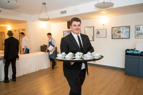 jeune garçons servant des cafés