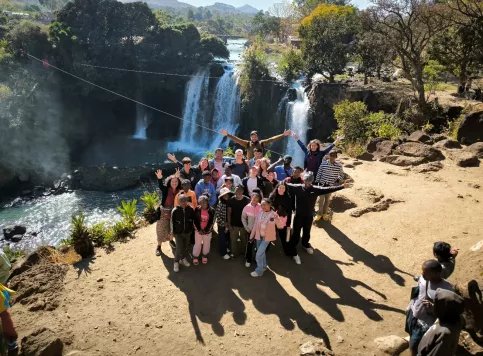 Photo de groupe devant les cascades, Madagascar