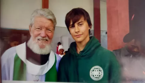 Jeune avec le Père Pédro
