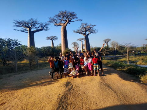 Photo de groupe devant des arbres, Madagascar