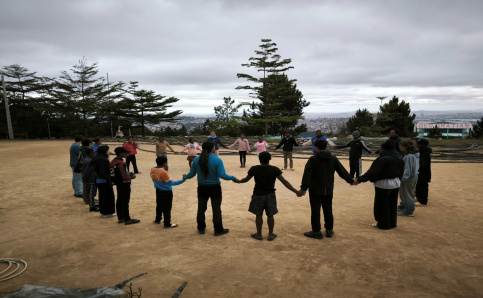 Jeunes en cercle qui se tiennent la main